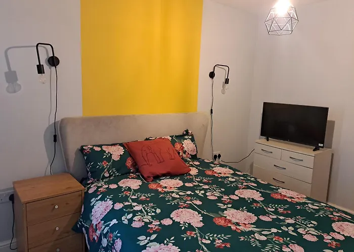 Private And Comfortable Room In Cosy Home